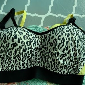 Gravity Contour Underwire Sports Bra
NATORI